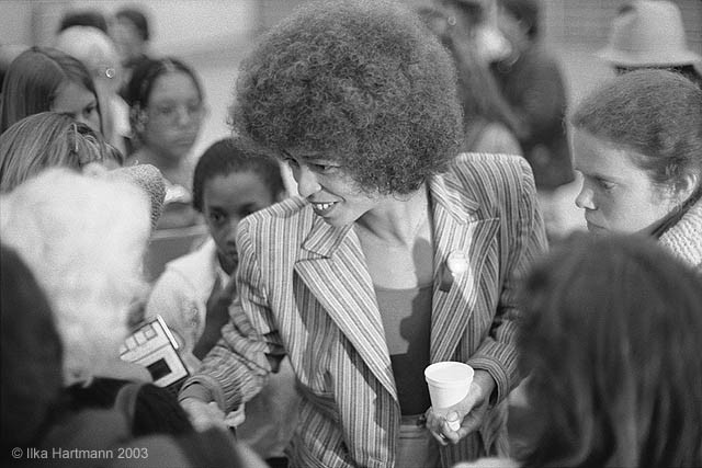 04_angela_davis_greeting_audience_after_a_speech_in_northern_california_spring_1981_web.jpg